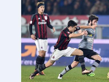 Pemain Alessandria, Simone Branca (kanan), berebut bola dengan pemain AC Milan, Jose Mauri, dalam leg pertama semifinal Coppa Italia di Stadion Olimpico, Roma, Rabu (27/1/2016) dini hari WIB. (EPA/Alessandro Di Marco)