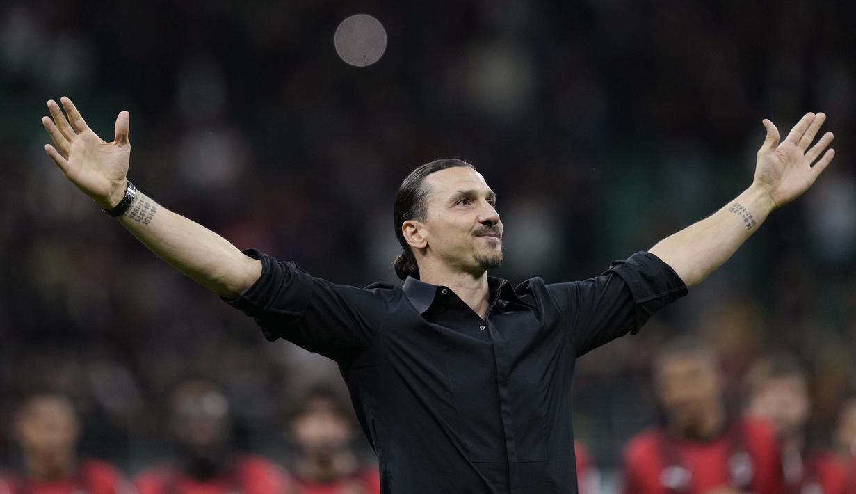 Pemain AC Milan, Zlatan Ibrahimovic, memberikan isyarat cinta kepada ribuan suporter setelah memberikan pidato perpisahannya dari dunia sepakbola di San Siro, Senin (5/6/2023) dini hari WIB. (AP Photo/Antonio Calanni)