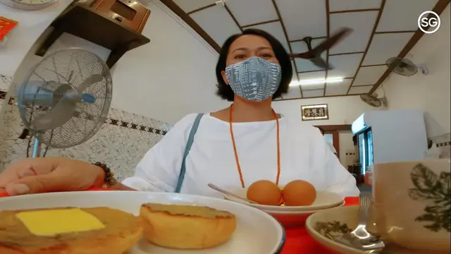 Sarah Sechan begitu semangat menikmati sarapannya di Chin Mee Chin Confectionary