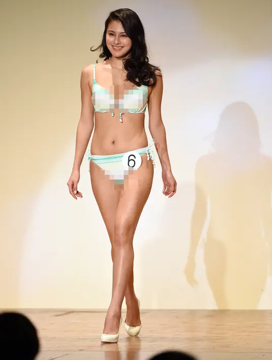 Miss Nippon 2016, Mika Matsuno berlenggang di atas catwalk saat kontes bikini Miss Nippon 2016 di Tokyo, Jepang (25/1). Miko merupakan putri dari politikus Jepang Yorihisa Matsuno. (AFP PHOTO/Toshifumi Kitamura)