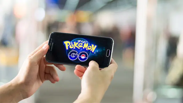 Gamers juga sering memakai smartphone untuk kebutuhannya bermain game.