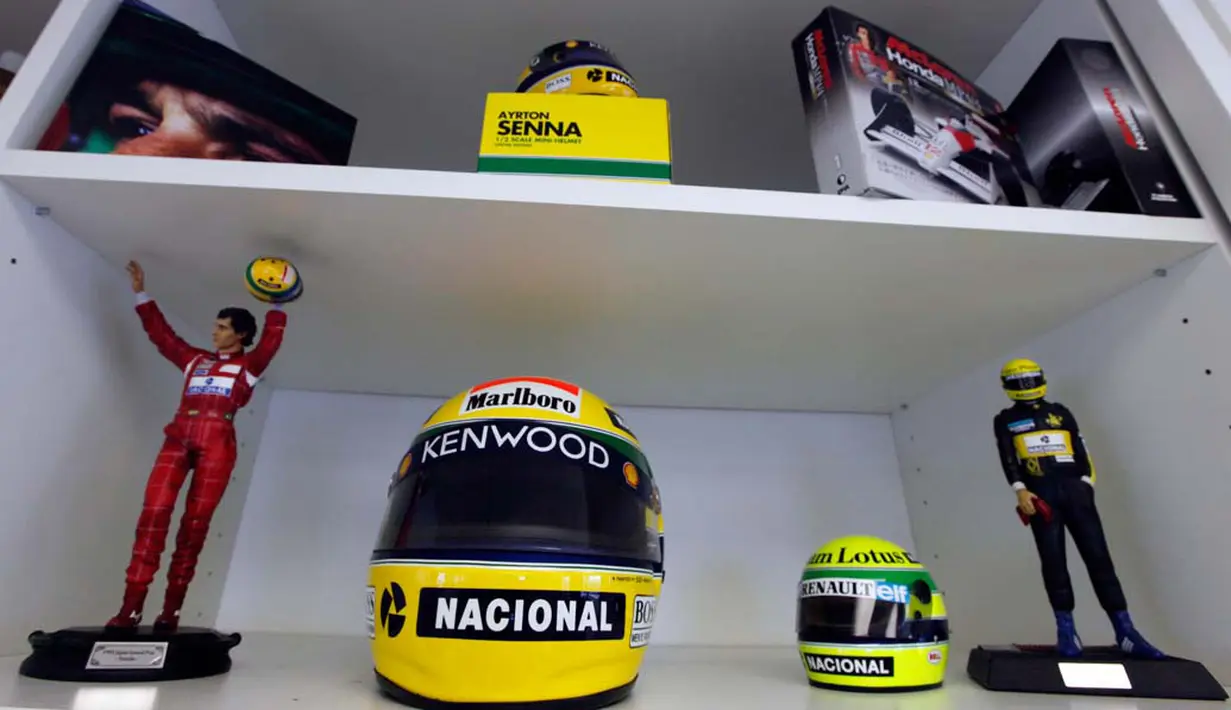  Ayrton Senna yang lahir di Sao Paulo, Brasil, 21 Maret 1960 dibuatkan miniatur dirinya. Helm yang pernah dipakainya juga ikut dipamerkan, Sao Paolo, Kamis (10/04/2014) (Reuters/Paulo Whitaker)