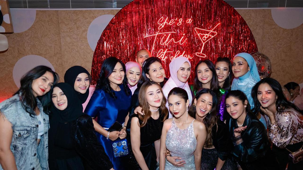 Gaya Seleb yang Hadir di Ultah Marlene Hariman, Aurel Hermansyah Curi Perhatian - Azizah Salsha Paling Disorot
