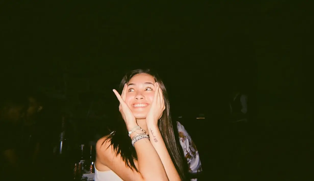 Tak hanya satu tangan, wanita kelahiran 17 Juli 2000 itu juga memegang kedua pipinya. Seolah bakal kurang rasanya jika tak berpose memegang pipi saat bergaya di depan kamera. (Liputan6.com/IG/@caitlinhalderman).