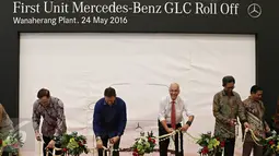 Direksi PT Mercedes-Benz Indonesia saat memotong pita bunga peresmian dimulainya produksi lokal kendaraan premium model SUV bergaya sporty dan modern Mercedes-Benz GLC di Pabrik Wanaherang, Bogor, Jawa Barat, (24/5). (Liputan6.com/Immanuel Antonius)