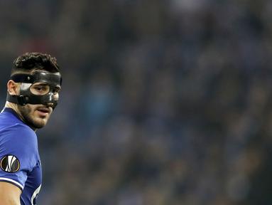 Sead Kolasinac saat mengenakan pelindung wajah di kompetisi Liga Europa 2017. (EPA/Friedemann Vogel )