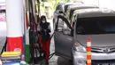 Petugas melayani pengisian bahan bakar miyak ke kendaran konsumen di SPBU, Jakarta, Kamis (18/6/2020). PT Pertamina (Persero) berencana melakukan simplifikasi produk BBM yang tidak ramah lingkungan yang mempunyai kadar Research Octane Number (RON) di bawah 91. (Liputan6.com/Angga Yuniar)