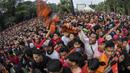 Suporter Persija Jakarta, The Jakmania, berusaha masuk ke dalam stadion jelang final Piala Presiden di sekitar SUGBK, Jakarta, Sabtu (17/2/2018). Persija akan menghadapi Bali United. (Bola.com/Vitalis Yogi Trisna)
