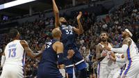 Aksi Karl Anthony Towns saat melawan Thunder (AFP)