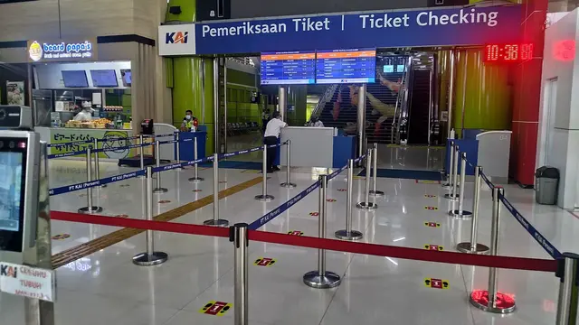 Suasana Stasiun Gambir Jelang Pelarangan Mudik Lebaran 2021. Situasi area pemeriksaan tiket juga terpantau masih sepi pengunjung.