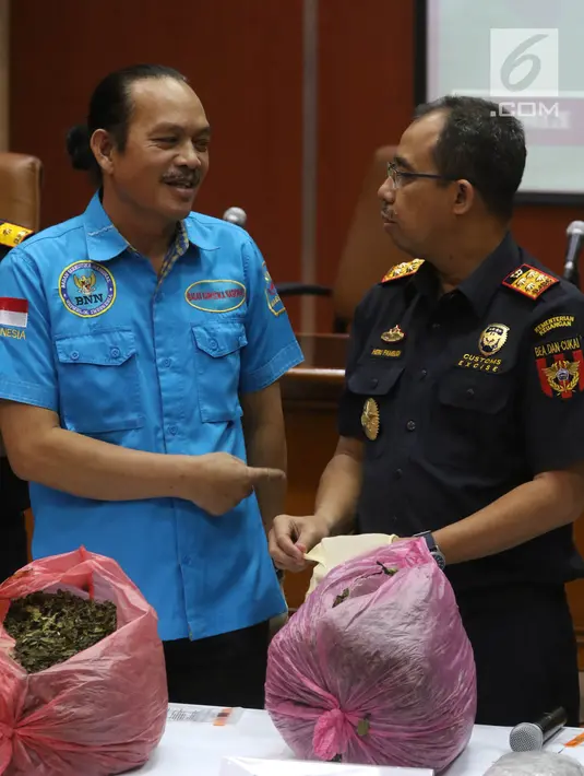 Dirjen Bea Cukai Heru Pambudi (kanan) dan Deputi Pemberantasan BNN Irjen Pol Arman Depari (kiri) menunjukkan barang bukti daun kath saat rilis di Kantor Pusat Bea Cukai, Jakarta, Senin (28/5). (Liputan6.com/Arya Manggala)