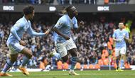 Selebrasi gelandang Manchester City, Jeremy Doku (kanan) bersama Oscar Bobb setelah mencetak gol keempat timnya ke gawang Luton Town pada laga pekan ke-33 Premier League 2023/2024 di Etihad Stadium, Manchester, Sabtu (13/4/2024). (AP Photo/Rui Vieira)