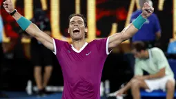 Rafael Nadal dari Spanyol berselebrasi usai mengalahkan Daniil Medvedev dari Rusia dalam pertandingan final tunggal putra Tenis Australia Open 2022 di Melbourne, Minggu (31/1/2022). Nadal menang lewat pertarungan lima set dengan skor 2-6, 6-7 (5-7), 6-4, 6-4, dan 7-5. (AP Photo/Tertius Pickard)