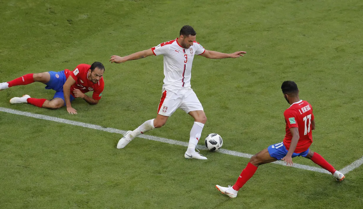 Pemain Serbia, Dusko Tosic (tengah) berusaha melewati adangan dua pemain Kosta Rika pada laga grup E Piala Dunia 2018 di Samara Arena, Samara, Rusia, (17/6/2018). Serbia menang 1-0. (AP/Vadim Ghirda)