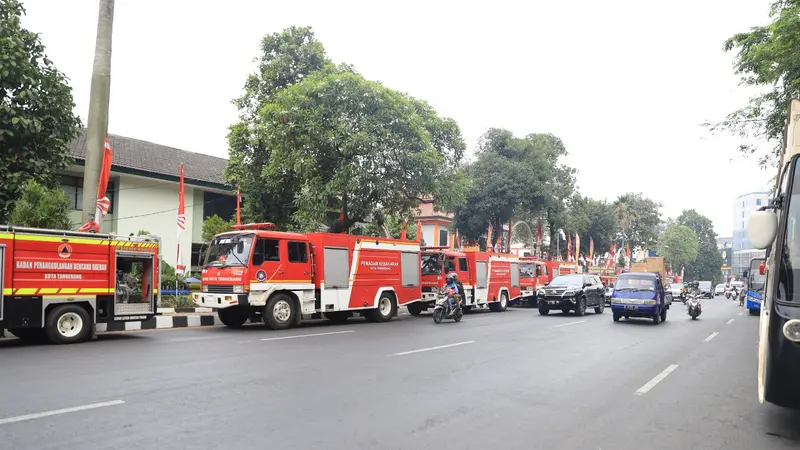 Truk tangki air di Kota Tangerang disiagakan untuk mengantisipasi kekeringan selama musim kemarau.