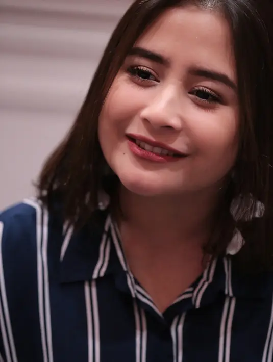 "Teh Melly kan udah tau kalau manggil mereka itu pake lagu, dan pas mereka datang itu rasanya gimana, dingin-dingin gitu. Makanya liriknya ada kata-kata, 'dingin menusuk sampai ke tulang," terang Prilly Latuconsina. (Adrian Putra/Bintang.com)