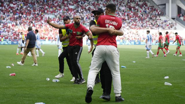 Foto: Momen Petugas Keamanan Tangkap Suporter Nakal di Laga Argentina vs Maroko di Olimpiade 2024