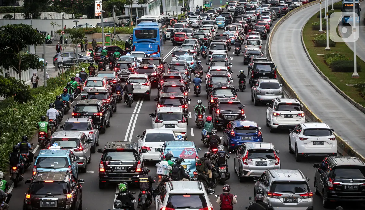 Suasana trotoar di Kawasan Sudirman, Jakarta, Senin (8/6/2020). Aktivitas perkantoran di Ibu Kota kembali beroperasi pada Senin (8/6) seiring penerapan Pembatasan Sosial Berskala Besar (PSBB) transisi. (Liputan6.com/Faizal Fanani)