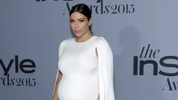 Kim Kardashian West mengenakan gaun putih yang memperlihatkan kehamilannya yang semakin besar saat menghadiri acara InStyle Awards di Getty Center, Los Angeles, California, Selasa (27/10/2015). (REUTERS/Kevork Djansezian)