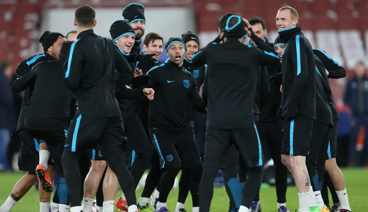 Para pemain Barcelona bercanda saat sesi latihan di Emirates Stadium, Inggris, (23/2). Barcelona akan bertanding melawan Arsenal di leg pertama 16 besar Liga Champions. (Reuters/Matius Childs)