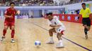 Pemain Timnas Futsal Indonesia, Andarias Kareth mencoba mengamankan bola dari rebutan pemain Thailand pada final Piala AFF Futsal 2026 di Nonthaburi Sports Complex Gymnasium, Nonthaburi hari Minggu, (12/4/2026). (Dok. FFI)