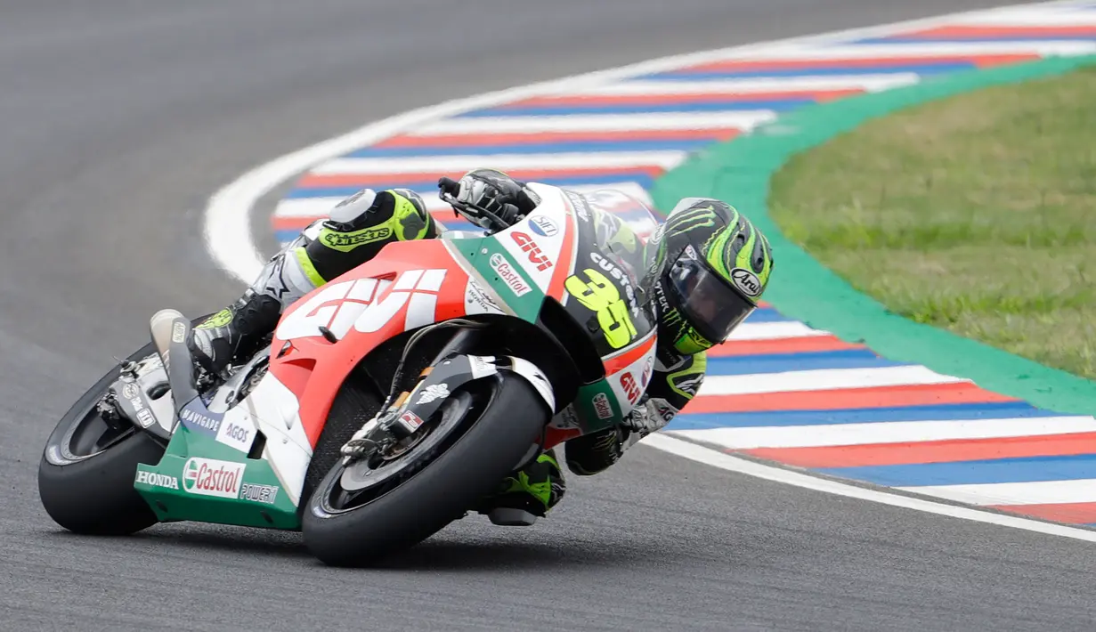 Pembalap LCR Honda, Cal Crutchlow memacu motornya saat mengikuti balapan MotoGP Argentina di Sirkuit Termas de Rio Hondo, Minggu (8/4). Crutchlow yang start di urutan ke-10 menjadi juara dengan catatan waktu 40 menit 36,342 detik (AP/Natacha Pisarenko)