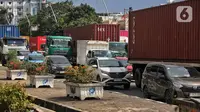Pada Jumat (18/4/2025) dini hari tadi kendaraan mulai bisa bergerak meski secara perlahan. (Liputan6.com/Angga Yuniar)