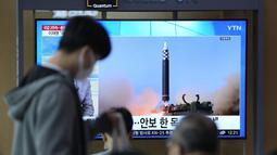 Sebuah layar TV yang menampilkan program berita yang melaporkan peluncuran rudal Korea Utara dengan rekaman file, terlihat di Stasiun Kereta Api Seoul di Seoul, Korea Selatan, Minggu (9/10/2022). Peluncuran rudah itu itu menandai peluncuran ketujuh oleh Pyongyang dalam beberapa hari belakangan. (AP Photo/Lee Jin-man)