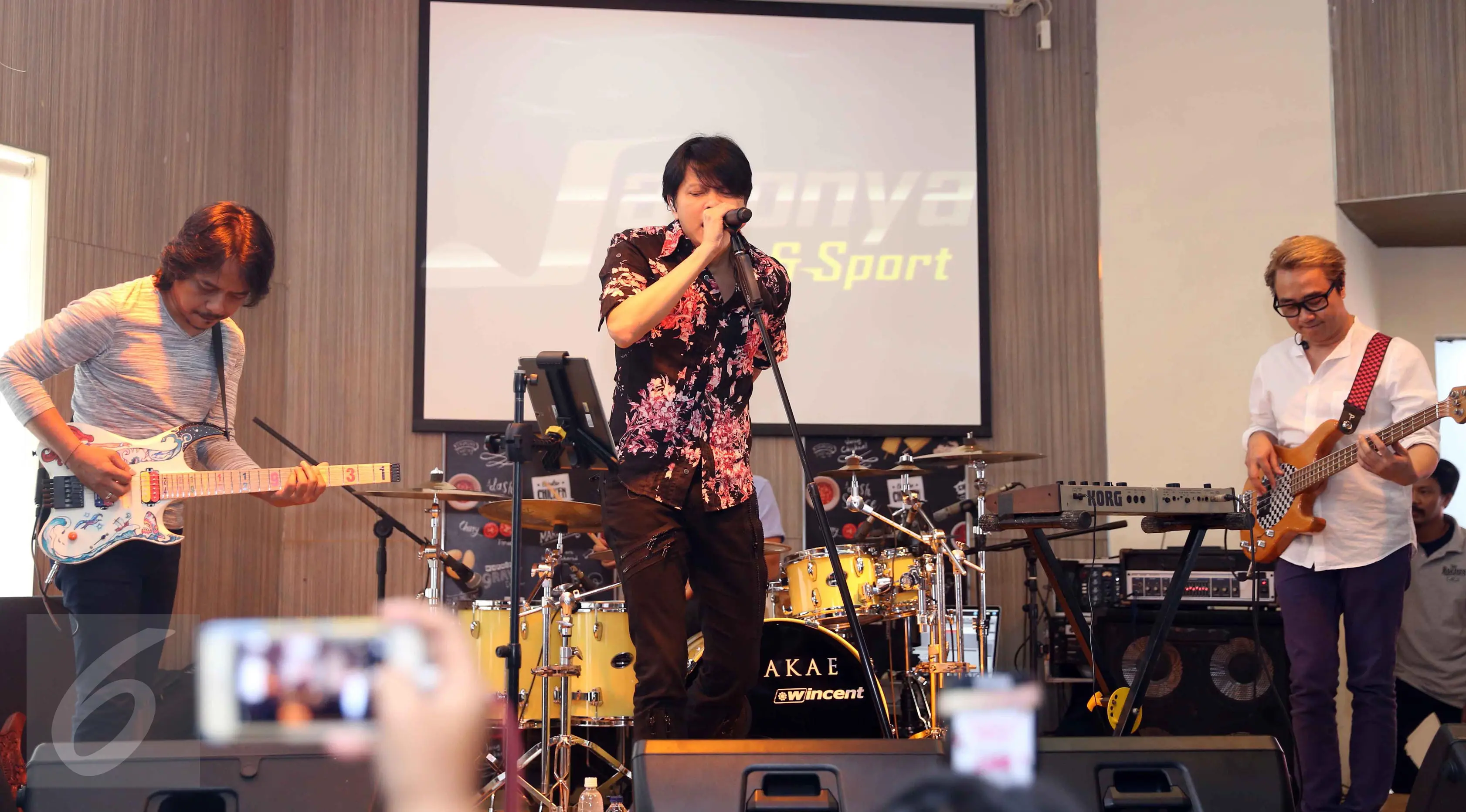 Penampilan band GIGI seusai peluncuran album religi ke-9 di kawasan Kemang, Jakarta, Senin (15/5). Band GIGI launching album religi ke - 9 bertajuk 