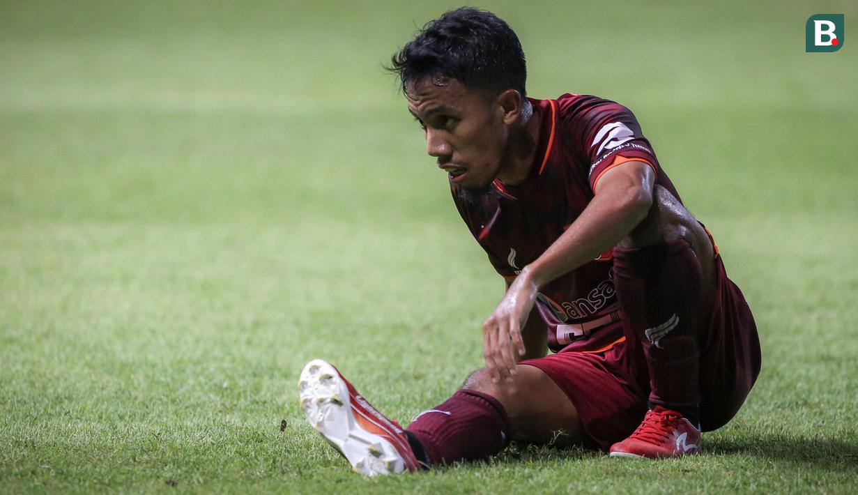Ekspresi kecewa gelandang Borneo FC, M. Sihran Amarullah saat melawan Persebaya Surabaya dalam laga pekan pertama BRI Liga 1 2021/2022 di Stadion Wibawa Mukti, Cikarang, Sabtu (04/09/2021). (Foto: Bola.com/Bagaskara Lazuardi)