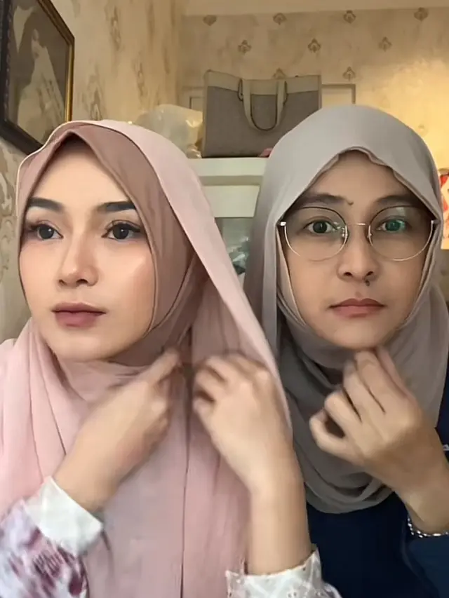 Potret Mita dan Dara The Virgin gunakan hijab. (credit:tiktok.com/@darathevirgin)