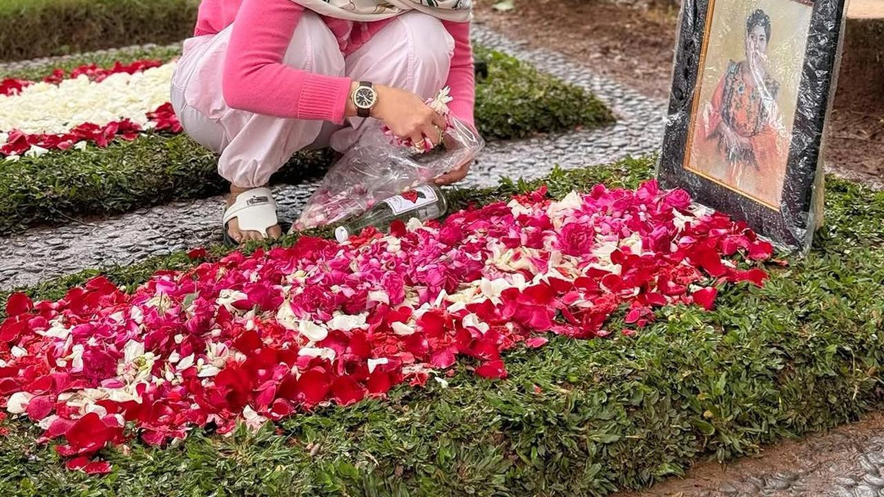 Inul Daratista Ziarah ke Makam Titiek Puspa di Hari ke-7 Meninggalnya Sang Legenda