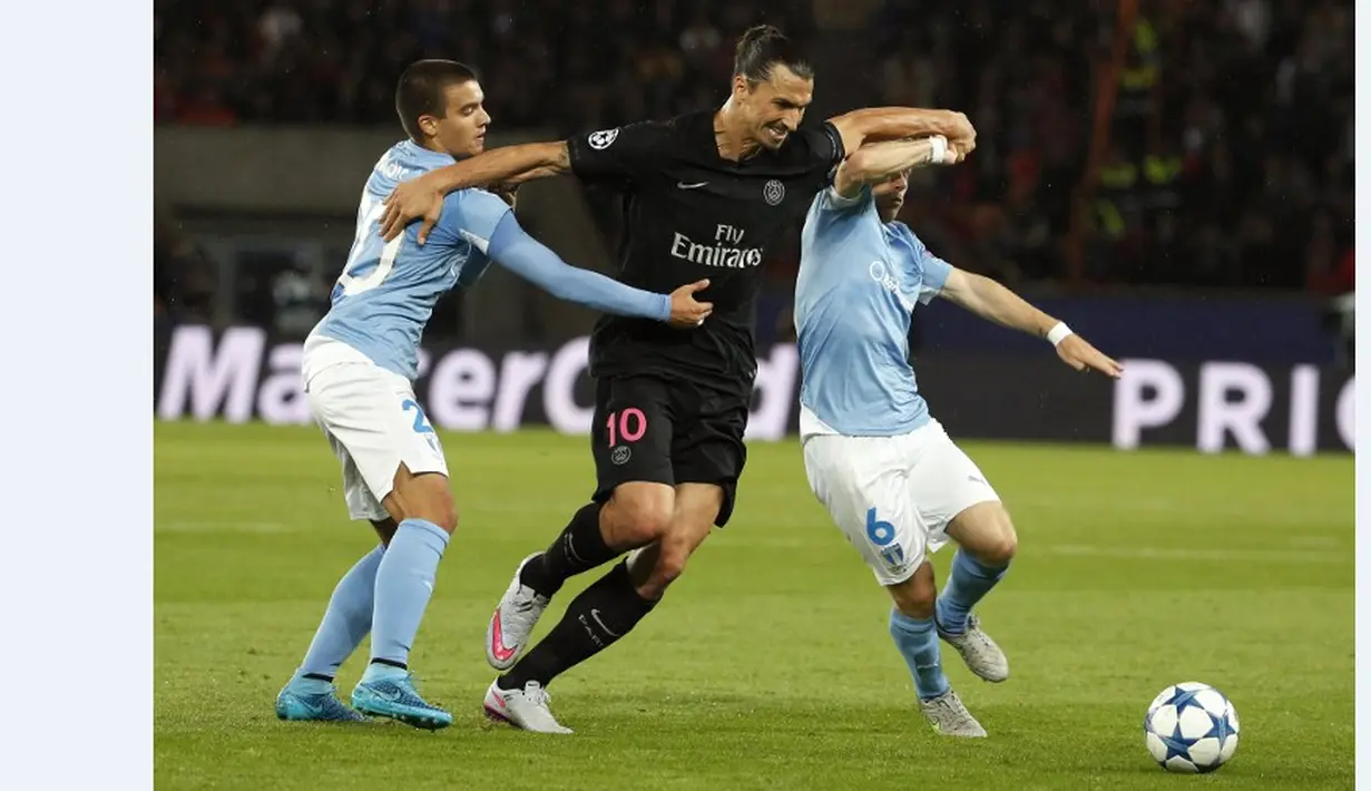 Pergerakan pemain PSG, Zlatan Ibrahimovic, berusaha dihentikan dua pemain Malmo dalam laga Grup A Liga Champions di Stadion Parc des Princes, Paris, Prancis (15/9/2015). (AFP Photo/Thomas Samson)