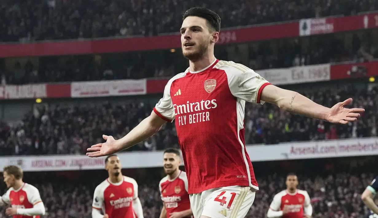 Selebrasi gelandang Arsenal, Declan Rice setelah mencetak gol pertama timnya ke gawang Brentford pada laga pekan ke-28 Premier League 2023/2024 di Emirates Stadium, London, Sabtu (9/3/2024). (AP Photo/Frank Augstein)