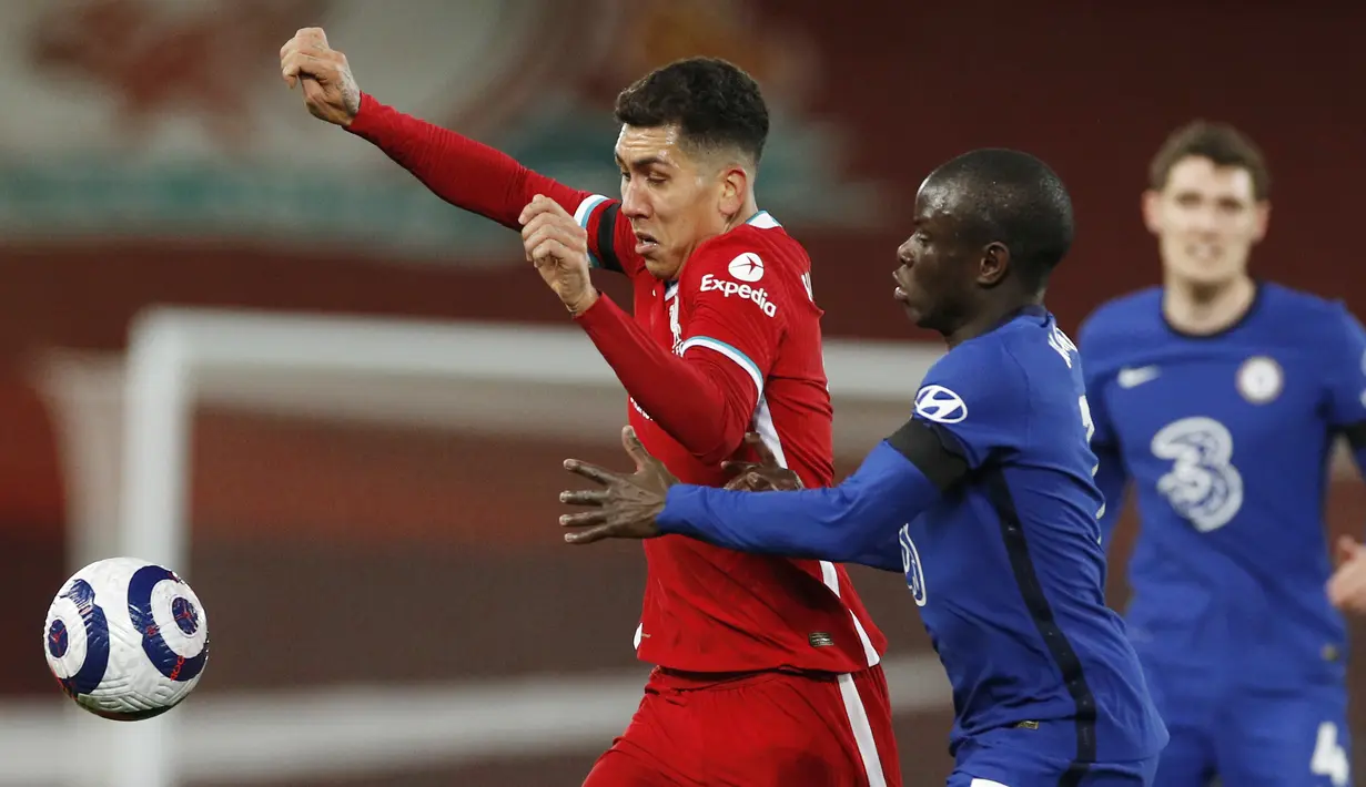 Penyerang Liverpool, Roberto Firmino (kiri) berebut bola dengan gelandang Chelsea, N'Golo Kante pada matchday ke-27 Liga Primer Inggris di Anfield, Jumat (05/03) dini hari WIB. Chelsea mempermalukan tuan rumah yang juga juara bertahan Liverpool 1-0. (Phil Noble, Pool via AP)