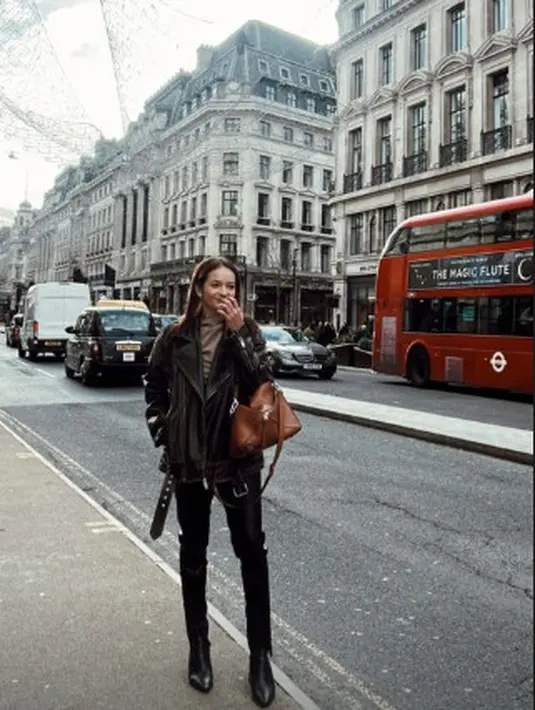 Ia pun menjinjing Puzzle Bag berwarna cokelat dari Loewe [instagram/enzystoria]