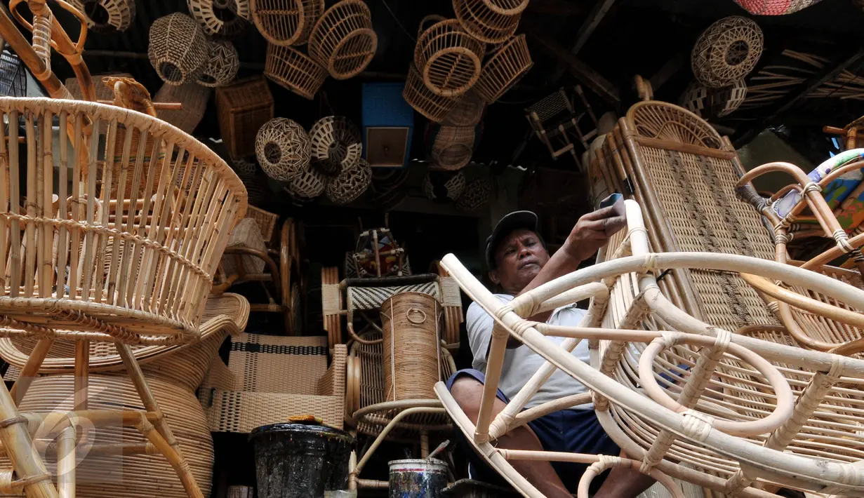 Pekerja menyelesaikan proses produksi dari bahan baku rotan, Jakarta, Rabu (6/1/2016). Masyarakat Ekonomi ASEAN (MEA) resmi berlaku pada tahun 2016. Pemerintah terus berupaya menguatkan pengelolaan usaha mikro kecil menengah. (Liputan6.com/Johan Tallo)