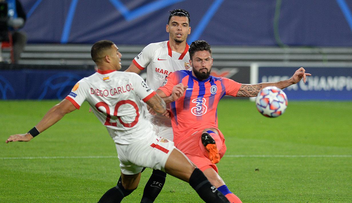 5. Olivier Giroud (Chelsea/ 34 tahun) - Striker asal Prancis ini membuat 4 gol saat Chelsea melawan tuan rumah Sevilla di Ramon Sanchez Pizjuan stadium pada matchday ke-5 Grup E (2/12/2020). Hasil akhir, Chelsea menang 4-0 atas Sevilla. (AFP/Cristina Quicler)