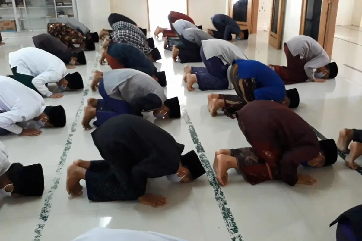 Sujud Syukur santri El Bayan usai sebanyak 497 orang dinyatakan sembuh Covid-19 tanpa catatan kematian atau gejala berat. (Foto: Liputan6.com/Muhamad Ridlo)
