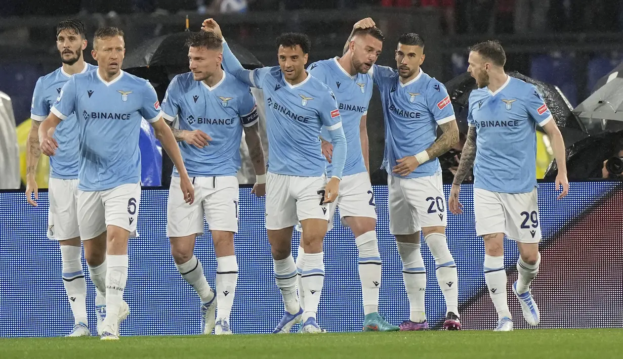 <p>Para pemain Lazio melakukan selebrasi setelah Ciro Immobile dari Lazio mencetak gol ke gawang AC Milan pada pertandingan lanjutan Liga Serie A Italia di Stadion Olimpiade Roma, Italia, Senin (25/4/2022). Kemenangan ini mengantar AC Milan naik ke peringkat pertama dengan 74 poin. (AP Photo/Andrew Medichini)</p>