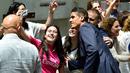 Bek Real Madrid, Raphael Varane berfoto bersama fans usai Madrid meraih gelar juara La Liga 2016-2017 di Madrid Town hall, Plaza Cibeles,  Madrid, (22/5/2017).  (AFP/Gerard Julien) 