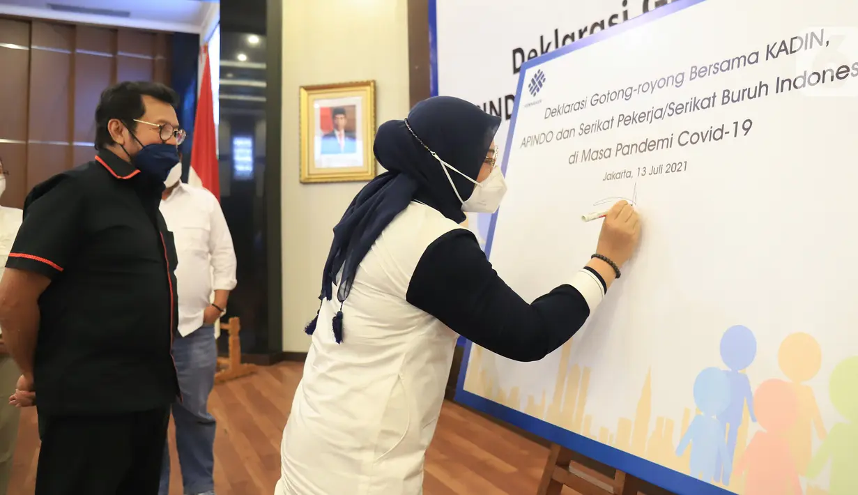 Menaker Ida Fauziyah menandatangani Deklarasi Gotong Royong di Kemnaker, Jakarta Selasa (13/7/2021). Deklarasi berisikan diantaranya menyelesaikan segala pertikaian dan konflik, menegakan protokol kesehatan, menepis semua berita bohong terkait pandemi Covid-19. (Liputan6.com/HO/Kemnaker)