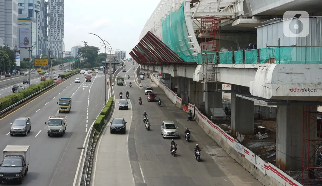 Kendaraan melintasi jalan tol dalam kota dan Jalan Gatot Soebroto, Jakarta, Selasa (21/4/2020). Adanya penerapan Pembatasan Sosial Berskala Besar (PSBB) membuat volume arus lalu lintas Ibu Kota relatif berkurang, meskipun masih ditemukan kemacetan di sejumlah titik. (Liputan6.com/Immanuel Antonius)