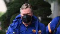 Pelatih Barcelona, Ronald Koeman tiba di hotel tim di Paris (9/3/2021).  Pelatih Barcelona, Ronald Koeman, meyakini Lionel Messi mampu menciptakan keajaiban saat memimpin timnya menghadapi Paris Saint-Germain pada leg kedua 16 besar Liga Champions di Parc des Princes. (AFP Photo/Franck Fife)