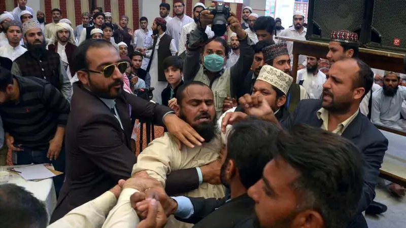 Seorang pria pelaku pelemparan sepatu ke mantan Perdana Menteri Pakistan ditahan pihak kepolisian