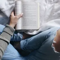 Ilustrasi membaca buku | unsplash.com/@fabspotato