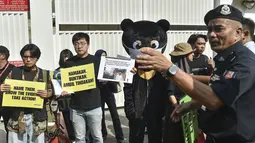 Greenpeace Malaysia dan Himpunan Advocacy Rakyat Malaysia (HARAM) menggelar aksi damai di depan Kedutaan Besar Indonesia di Kuala Lumpur, Jumat, 4 September 2026. (AFP/ Arif Kartono)