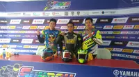 Tomy Dwar Iskandar (kiri), pembalap komunitas mengakhiri hobi balapan di Yamaha Sunday Race seri 4 (Liputan6.com/Defri Saefullah)