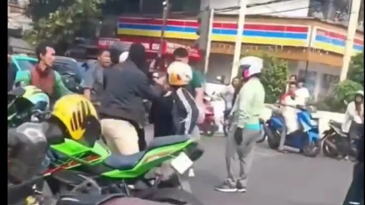 Video keributan dua pemotor usai senggolan motor. (Dok. Tangkapan Layar Media Sosial)
