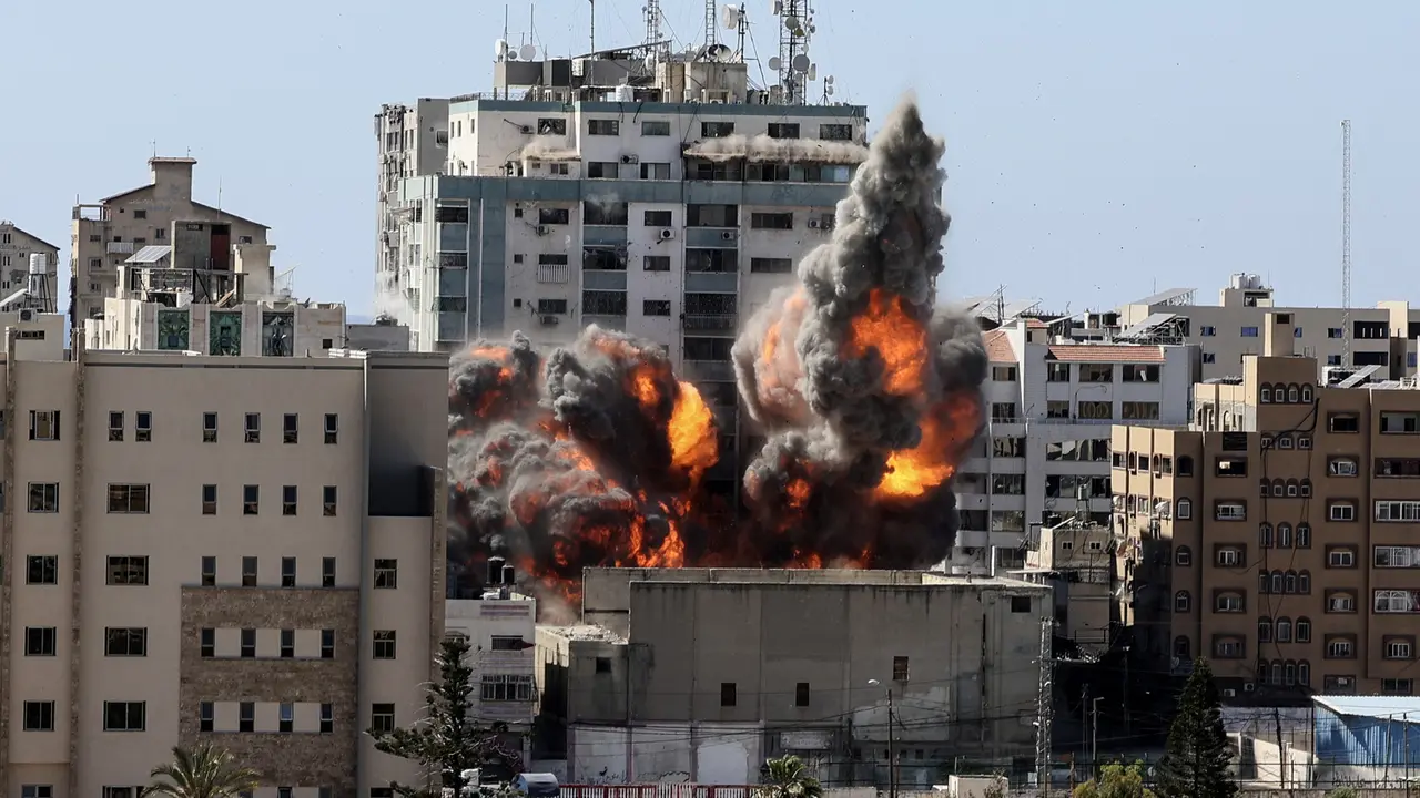 FOTO: Detik-Detik Israel Hancurkan Gedung Media di Gaza